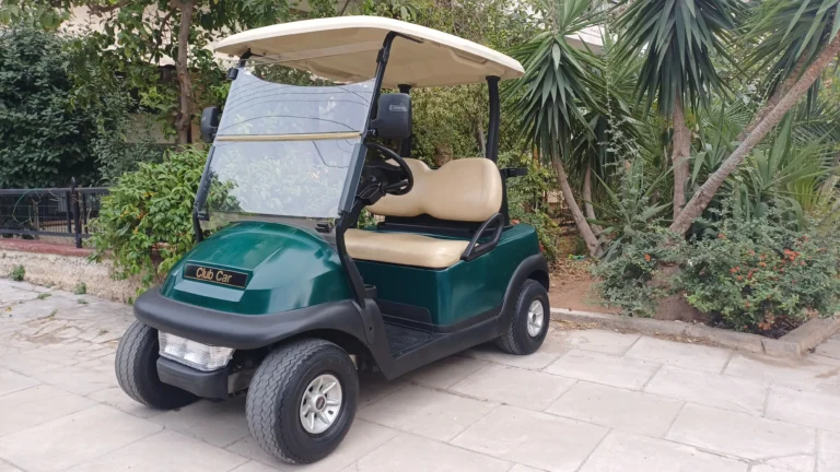 Club Car Precedent i2 πράσινο 2 θέσεων, πλάγια μπροστινή όψη με λευκό κάλυμμα και μπεζ καθίσματα