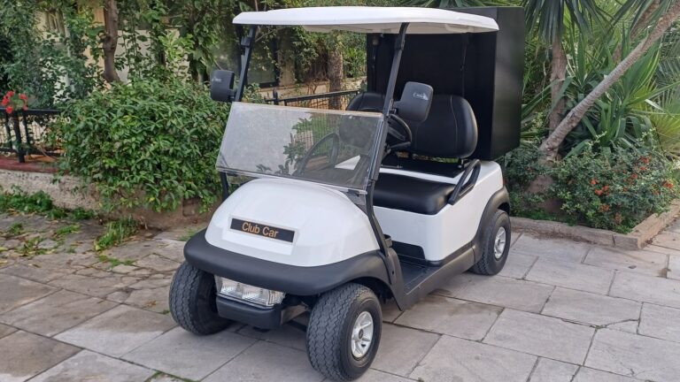 Club Car Precedent 2015 λευκό ηλεκτρικό golf cart με μαύρη κλειστή καμπίνα room service και μαύρα δερμάτινα καθίσματα