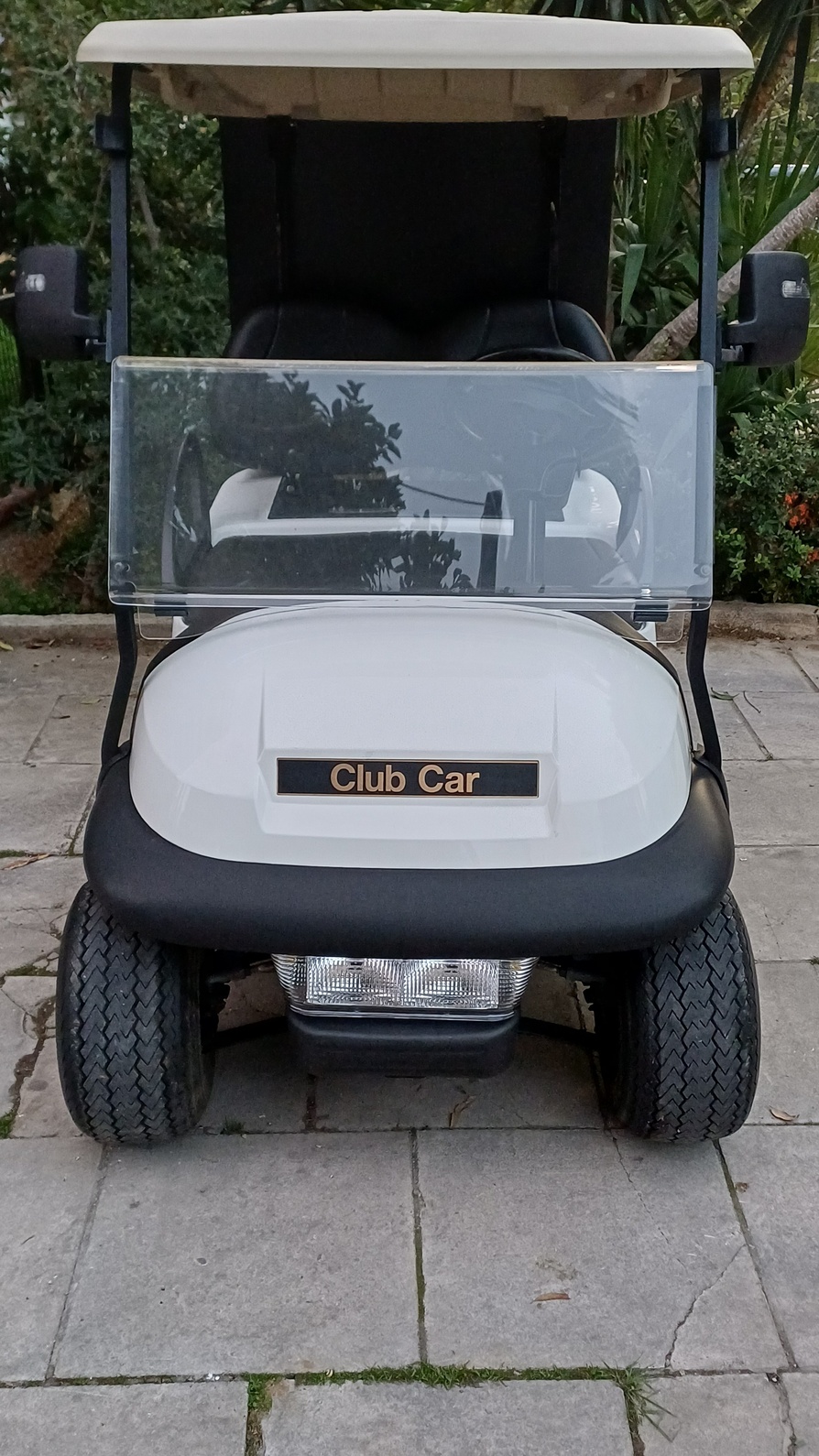 Club Car Precedent 2015 λευκό ηλεκτρικό golf cart με μαύρη κλειστή καμπίνα room service και μαύρα δερμάτινα καθίσματα