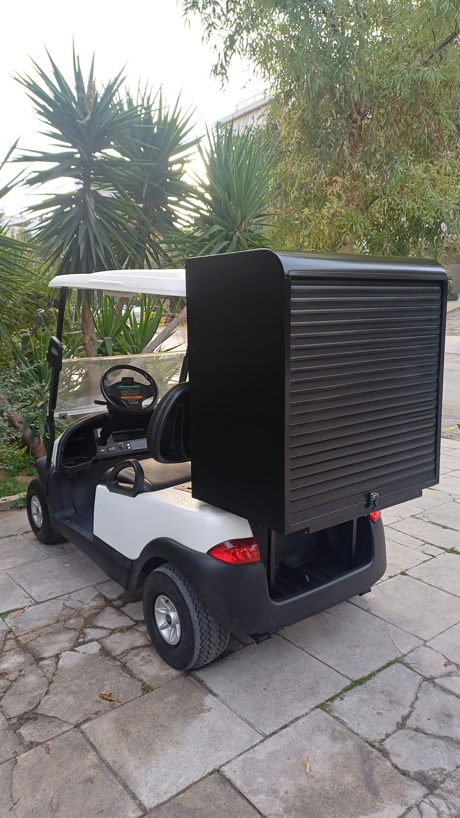 Club Car Precedent 2015 λευκό ηλεκτρικό golf cart με μαύρη κλειστή καμπίνα room service και μαύρα δερμάτινα καθίσματα