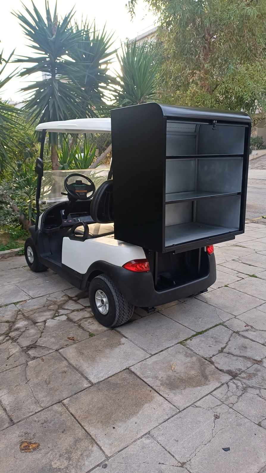 Club Car Precedent 2015 λευκό ηλεκτρικό golf cart με μαύρη ανοιχτή καμπίνα room service και μαύρα δερμάτινα καθίσματα
