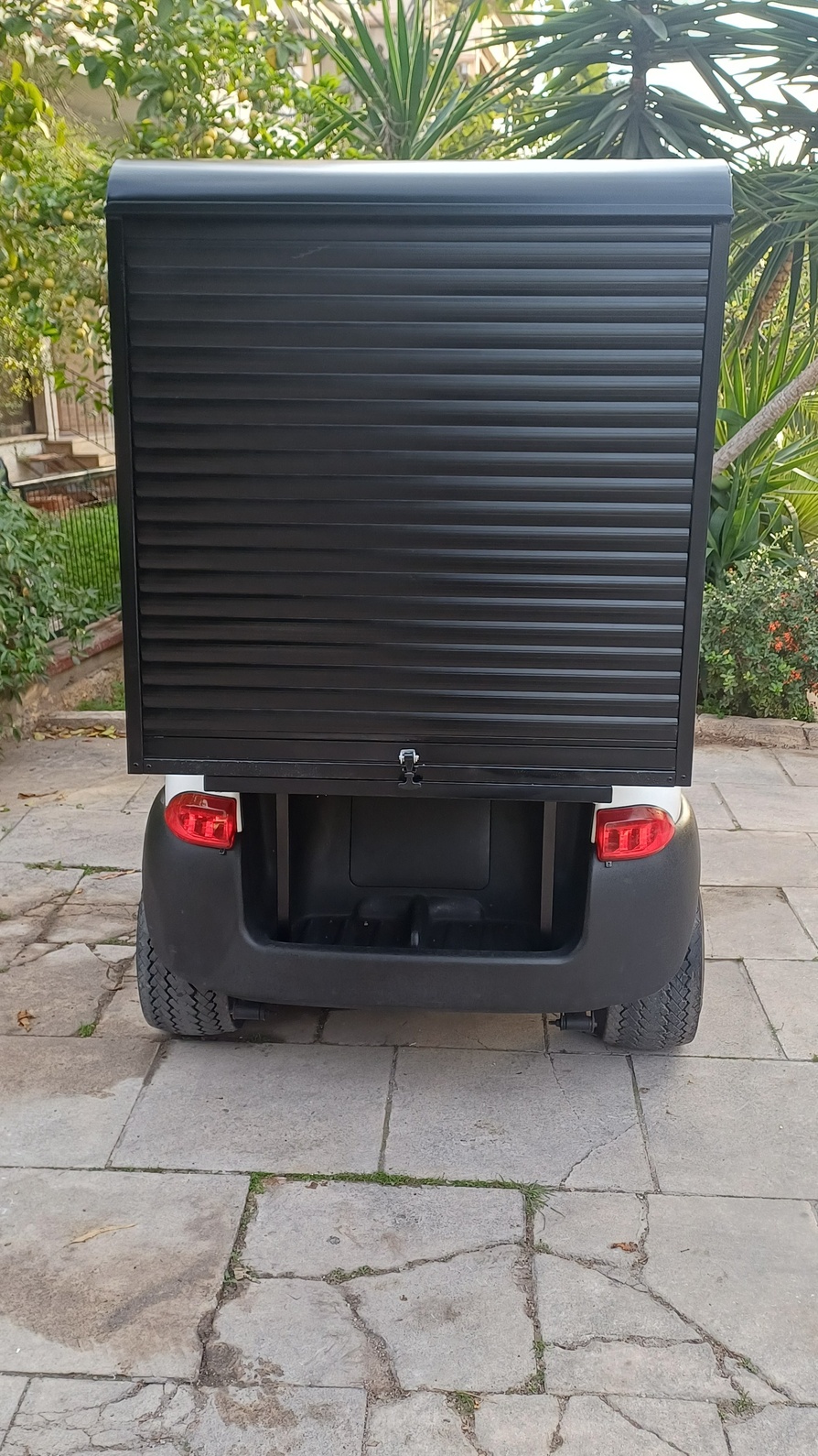 Club Car Precedent 2015 λευκό ηλεκτρικό golf cart με μαύρη κλειστή καμπίνα room service και μαύρα δερμάτινα καθίσματα