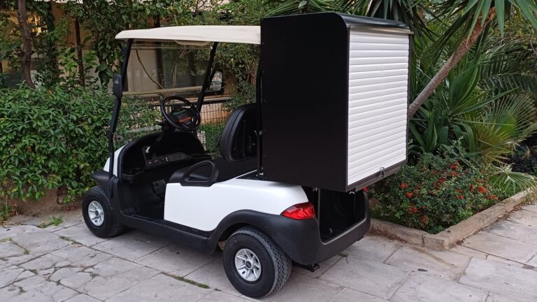 Club Car Precedent 2015 λευκό ηλεκτρικό golf cart με μαύρη κλειστή καμπίνα room service και μαύρα δερμάτινα καθίσματα
