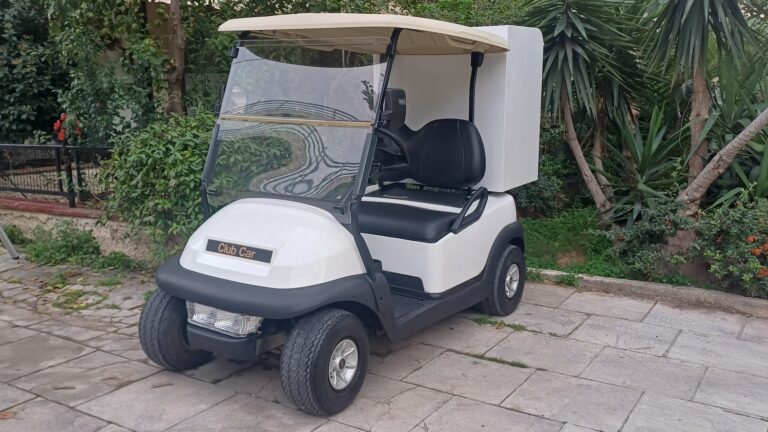 Club Car Precedent 2015 λευκό ηλεκτρικό golf cart με λευκή κλειστή καμπίνα room service και μαύρα δερμάτινα καθίσματα