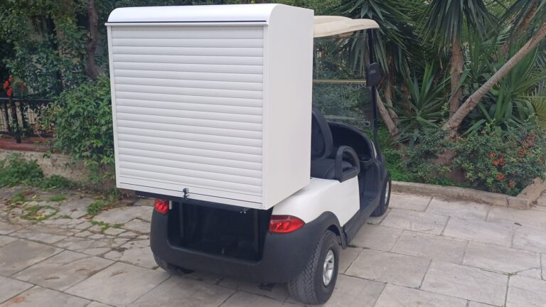 Club Car Precedent 2015 λευκό ηλεκτρικό golf cart με λευκή κλειστή καμπίνα room service και μαύρα δερμάτινα καθίσματα