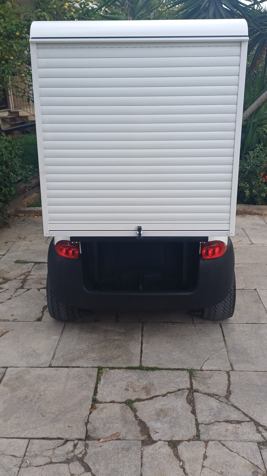 Club Car Precedent 2015 λευκό ηλεκτρικό golf cart με λευκή ανοικτή καμπίνα room service και μαύρα δερμάτινα καθίσματα