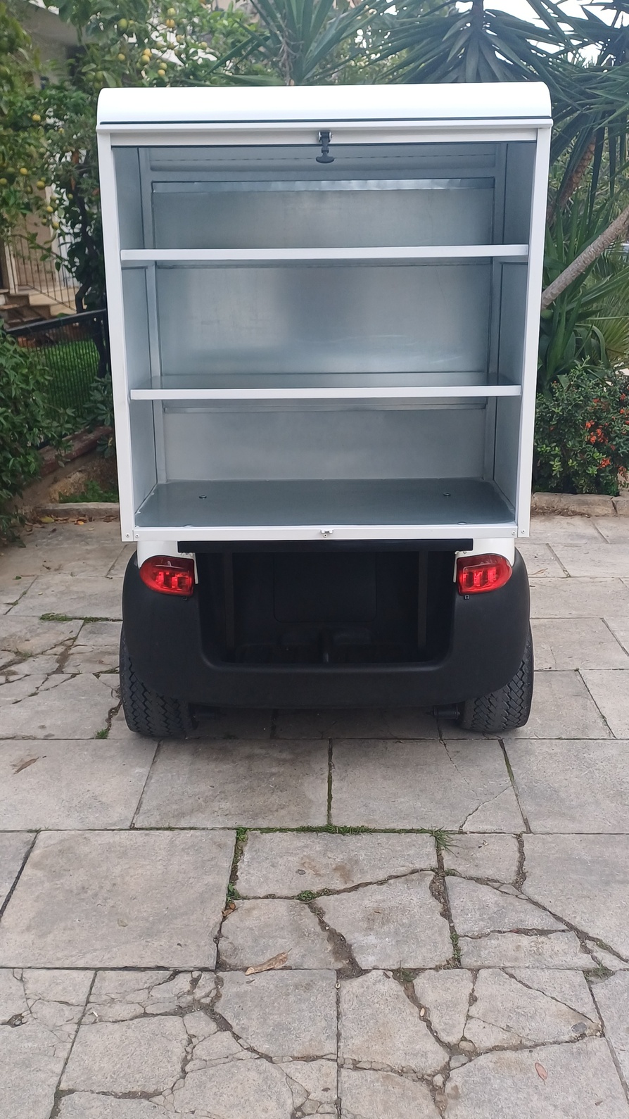 Club Car Precedent 2015 λευκό ηλεκτρικό golf cart με λευκή ανοικτή καμπίνα room service και μαύρα δερμάτινα καθίσματα