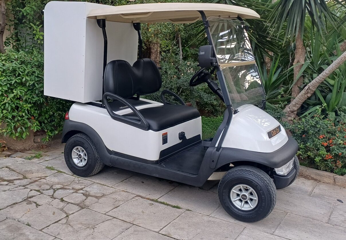 Club Car Precedent 2015 λευκό ηλεκτρικό golf cart με λευκή κλειστή καμπίνα room service και μαύρα δερμάτινα καθίσματα
