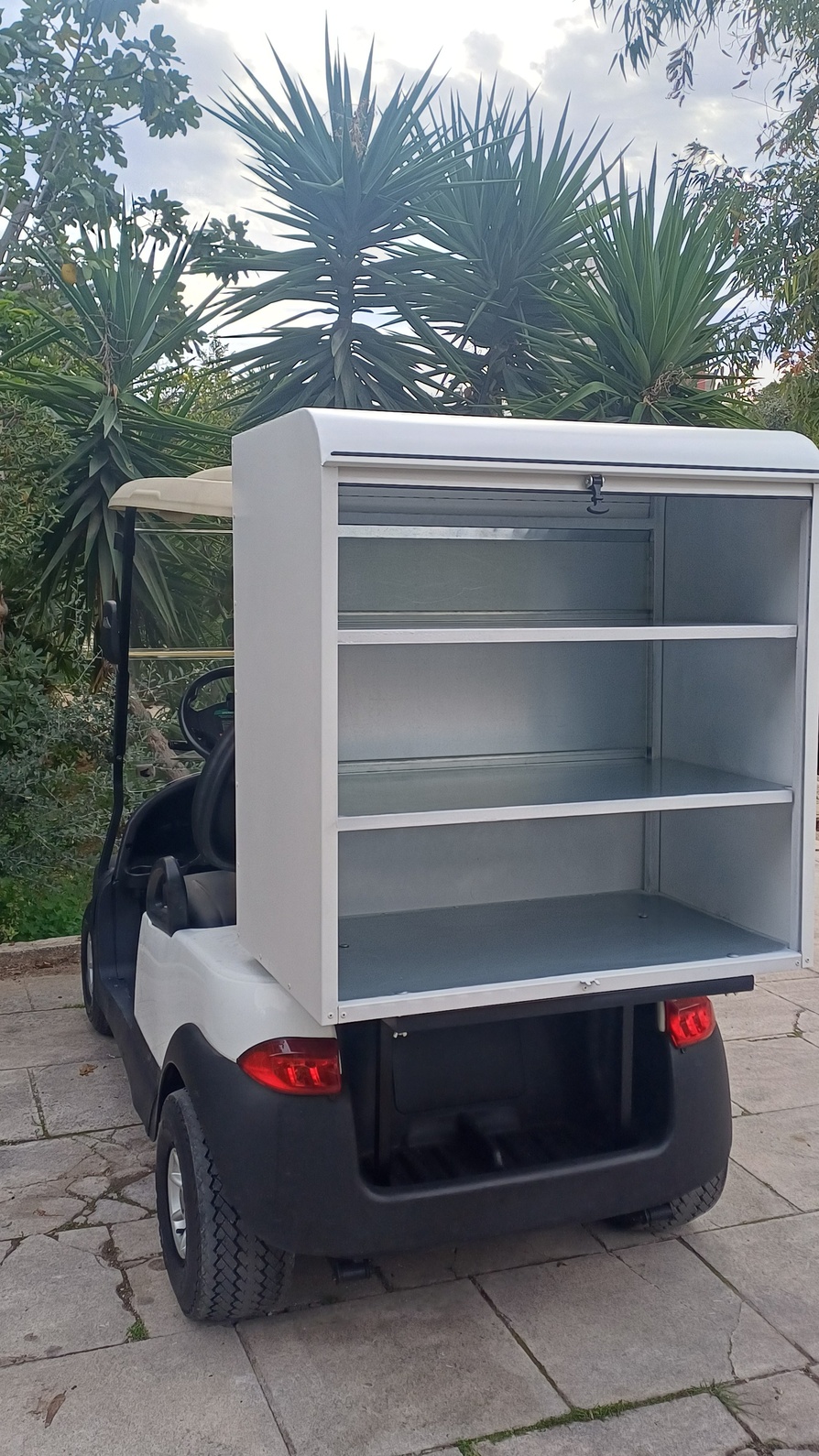 Club Car Precedent 2015 λευκό ηλεκτρικό golf cart με λευκή ανοικτή καμπίνα room service και μαύρα δερμάτινα καθίσματα