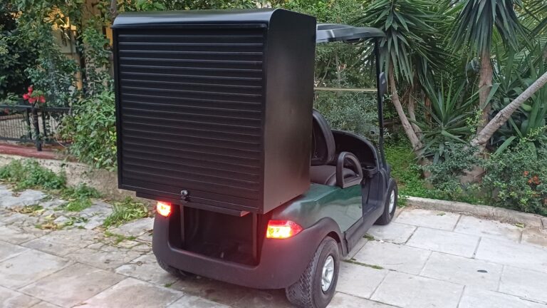 Club Car Precedent 2015 πράσινο ηλεκτρικό golf cart με μαύρη κλειστή καμπίνα room service και ρολό ασφαλείας πίσω