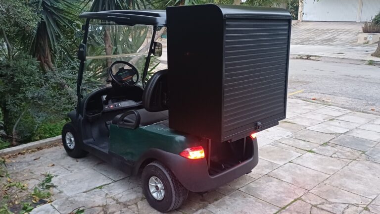 Club Car Precedent 2015 πράσινο ηλεκτρικό golf cart με μαύρη κλειστή καμπίνα room service και ρολό ασφαλείας πίσω