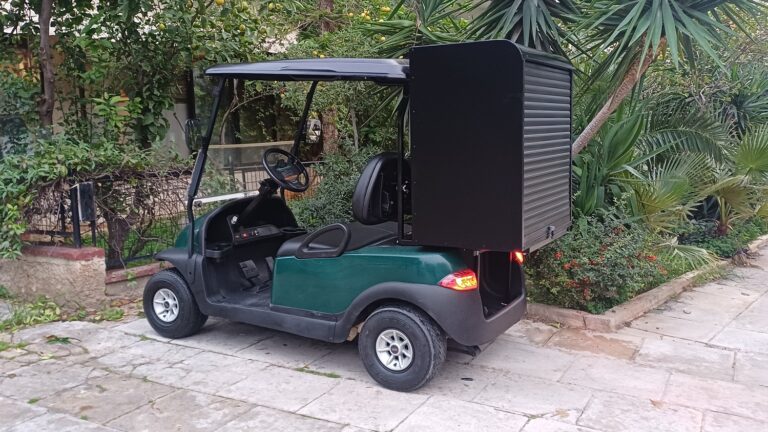 Club Car Precedent 2015 πράσινο ηλεκτρικό golf cart με μαύρη κλειστή καμπίνα room service και ρολό ασφαλείας πίσω