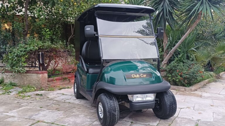Club Car Precedent 2015 πράσινο ηλεκτρικό golf cart με μαύρη καμπίνα room service και μπροστινό παρμπρίζ