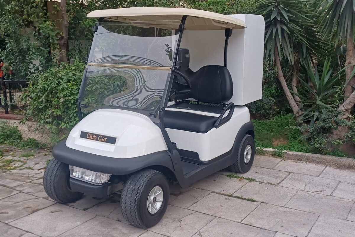 Club Car Precedent 2015 λευκό ηλεκτρικό golf cart με λευκή κλειστή καμπίνα room service και μαύρα δερμάτινα καθίσματα