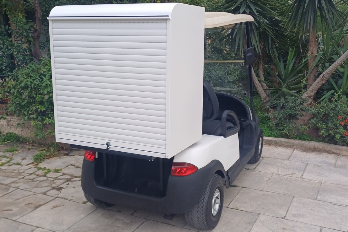 Club Car Precedent 2015 λευκό ηλεκτρικό golf cart με λευκή κλειστή καμπίνα room service και μαύρα δερμάτινα καθίσματα