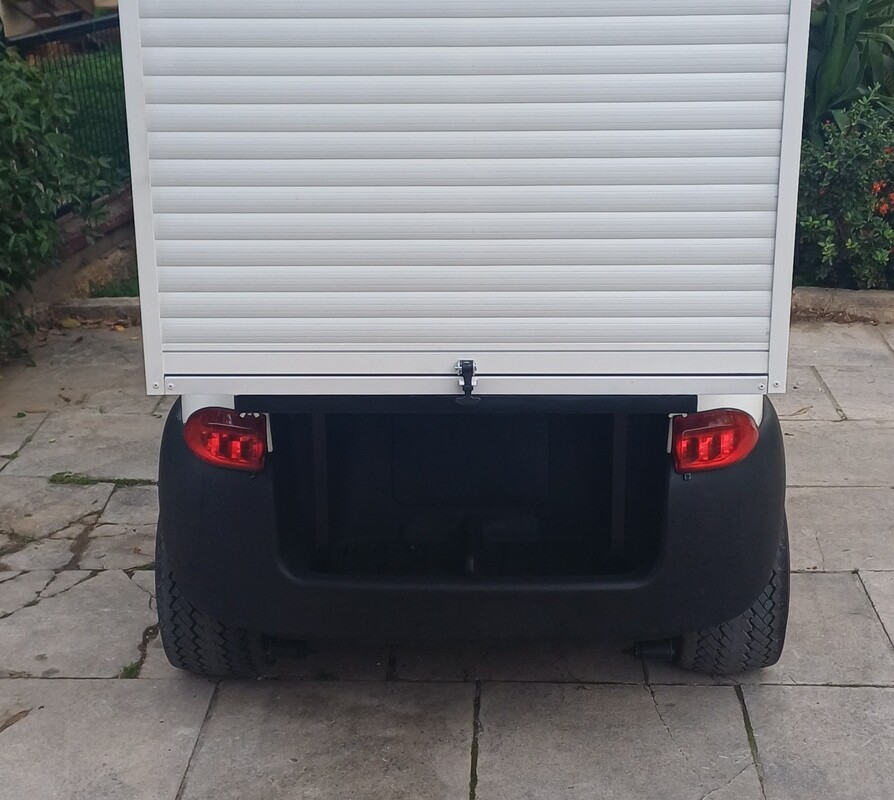 Club Car Precedent 2015 λευκό ηλεκτρικό golf cart με λευκή ανοικτή καμπίνα room service και μαύρα δερμάτινα καθίσματα