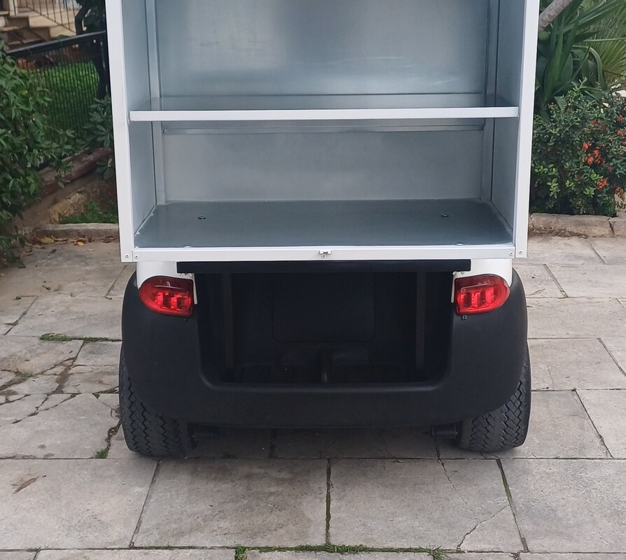 Club Car Precedent 2015 λευκό ηλεκτρικό golf cart με λευκή ανοικτή καμπίνα room service και μαύρα δερμάτινα καθίσματα