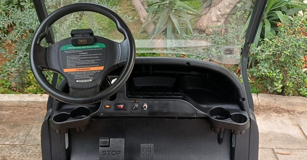 Ταμπλό ηλεκτρικού golf cart με τιμόνι Club Car, ποτηροθήκες και πεντάλ STOP και GO