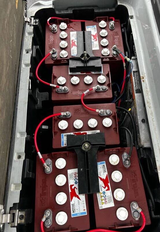 Σετ μπαταριών Trojan T875 8V στο λευκό ηλεκτρικό golf cart Club Car Precedent i2