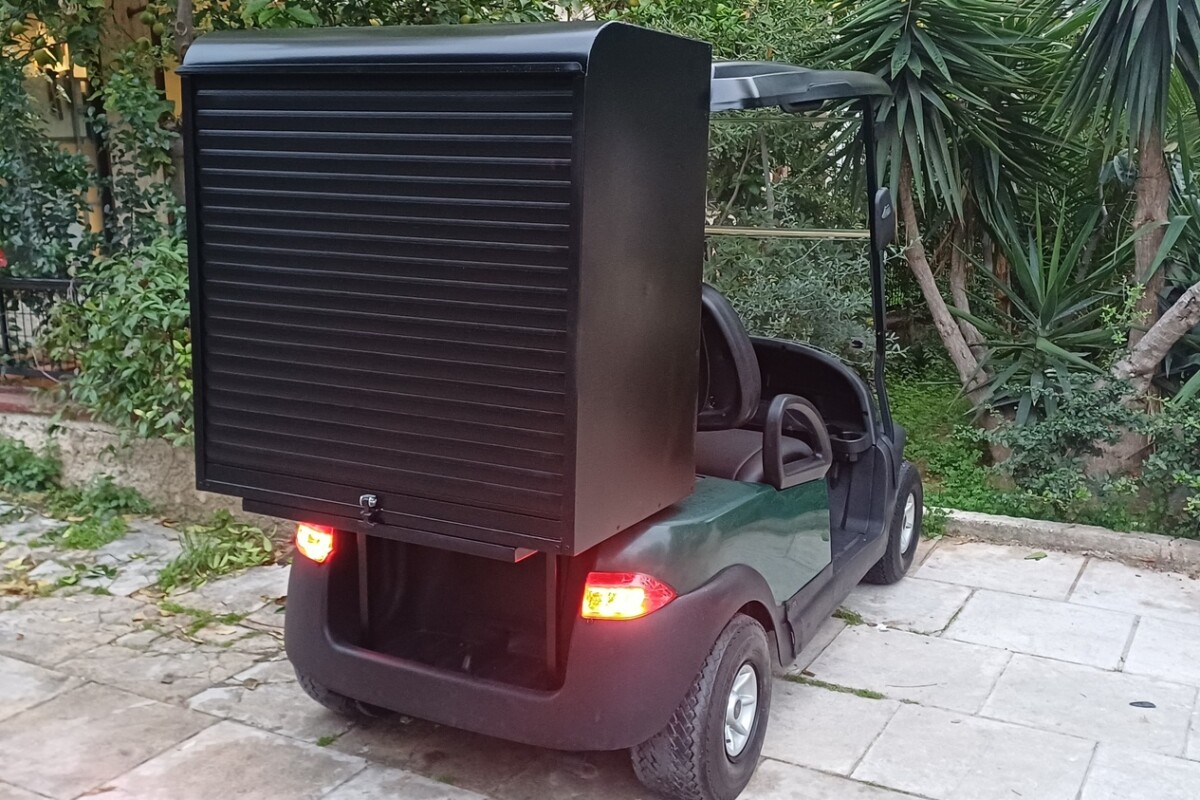 Club Car Precedent 2015 πράσινο ηλεκτρικό golf cart με μαύρη κλειστή καμπίνα room service και ρολό ασφαλείας πίσω