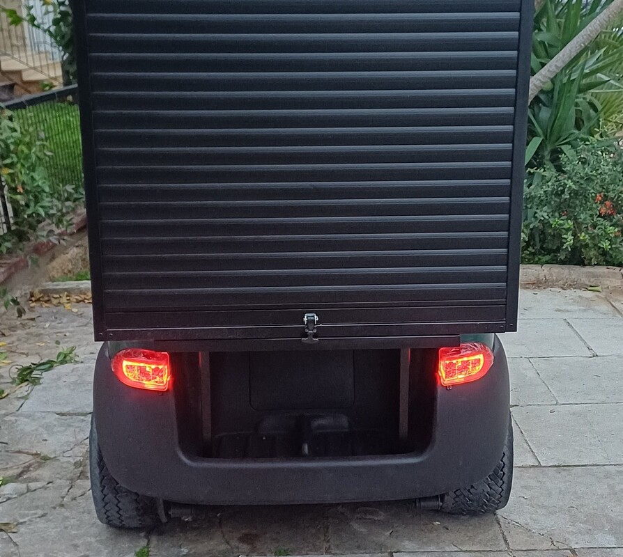 Club Car Precedent 2015 πράσινο ηλεκτρικό golf cart με μαύρη κλειστή καμπίνα room service και ρολό ασφαλείας πίσω