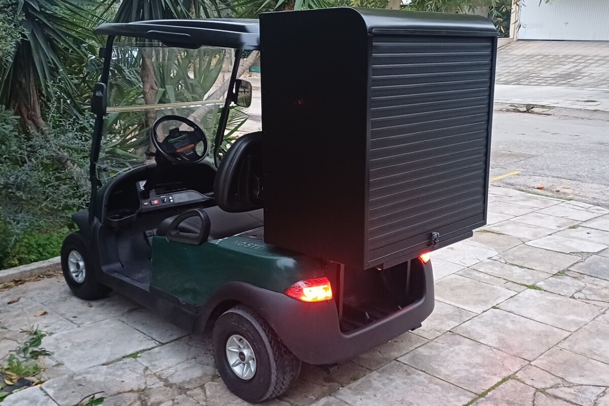 Club Car Precedent 2015 πράσινο ηλεκτρικό golf cart με μαύρη κλειστή καμπίνα room service και ρολό ασφαλείας πίσω