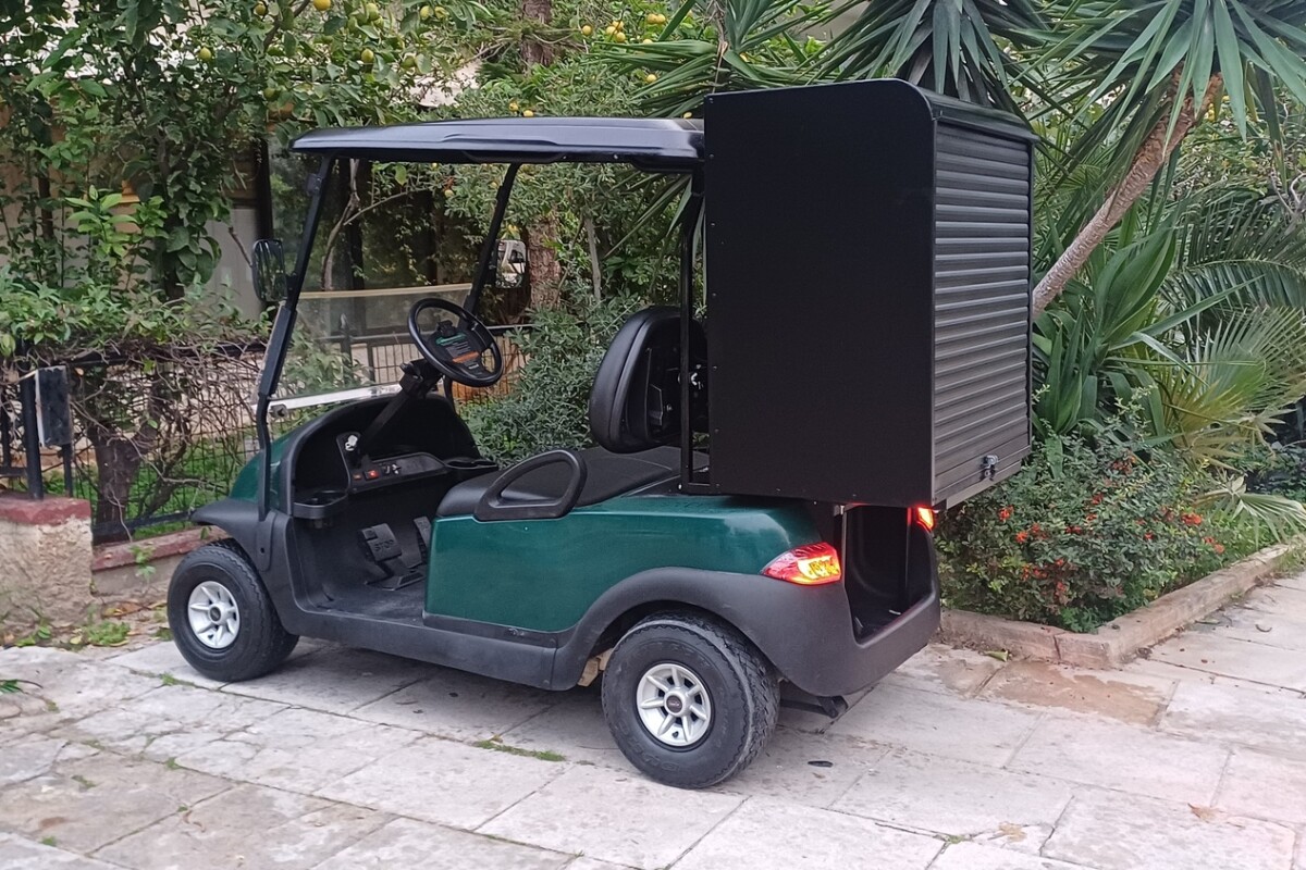 Club Car Precedent 2015 πράσινο ηλεκτρικό golf cart με μαύρη κλειστή καμπίνα room service και ρολό ασφαλείας πίσω