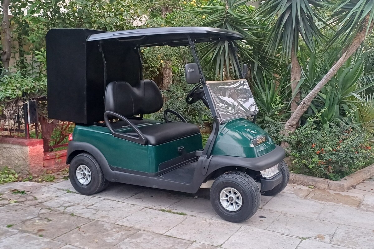 Club Car Precedent 2015 πράσινο ηλεκτρικό golf cart με μαύρη κλειστή καμπίνα room service και ρολό ασφαλείας πίσω