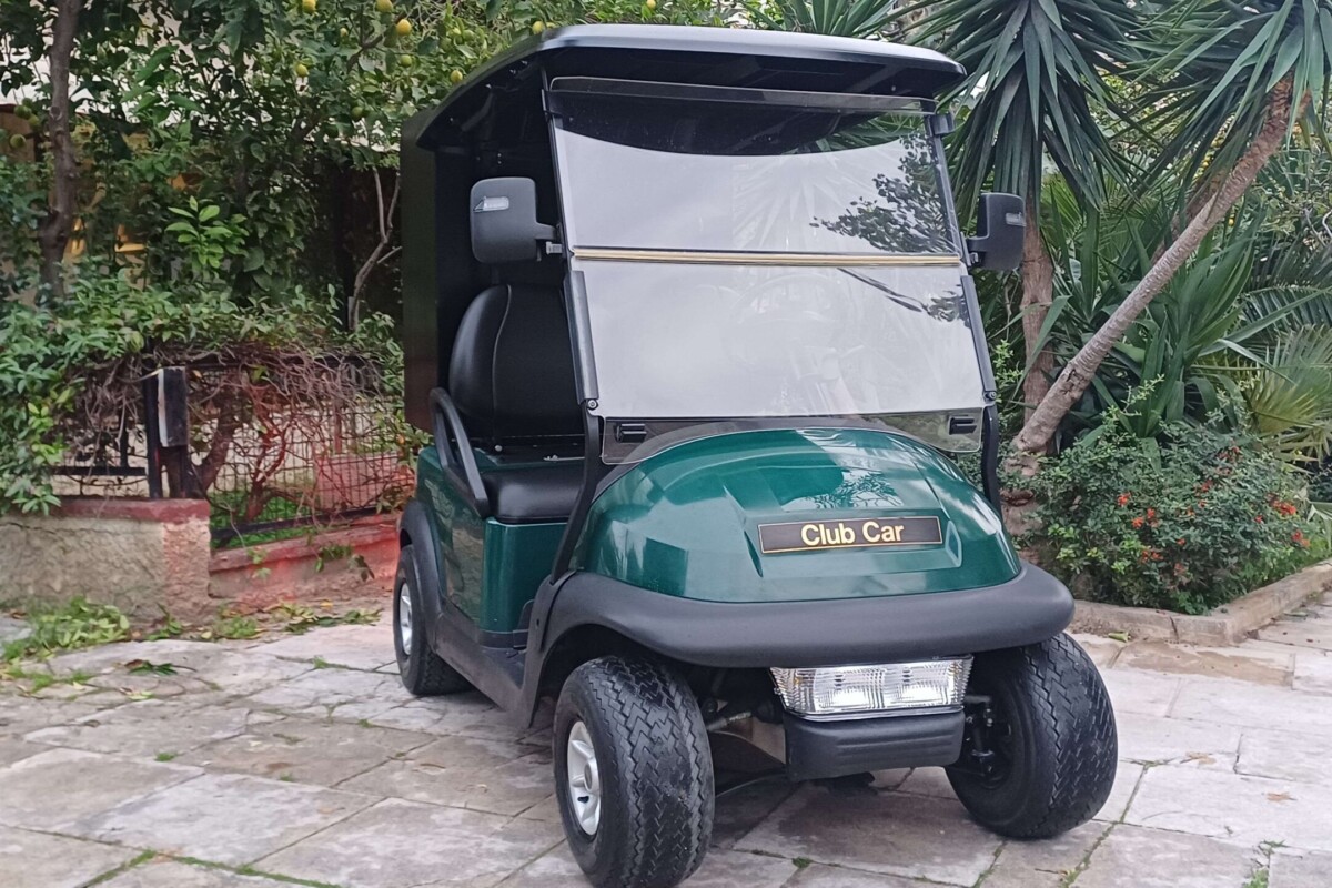 Club Car Precedent 2015 πράσινο ηλεκτρικό golf cart με μαύρη καμπίνα room service και μπροστινό παρμπρίζ
