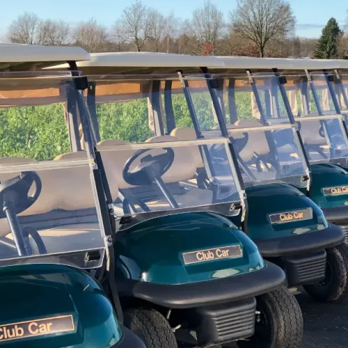Στόλος ηλεκτρικών club car golf carts σταθμευμένων σε σειρά, λύση μετακίνησης για ξενοδοχεία, resorts και τουριστικές εγκαταστάσεις στην Ελλάδα